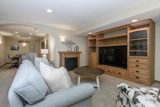2147 Inverness DRIVE, Waukesha, WI 53186