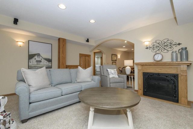 2147 Inverness DRIVE, Waukesha, WI 53186