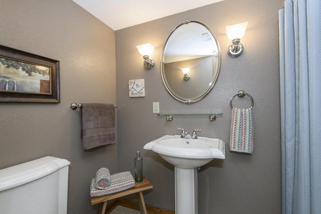 2147 Inverness DRIVE, Waukesha, WI 53186