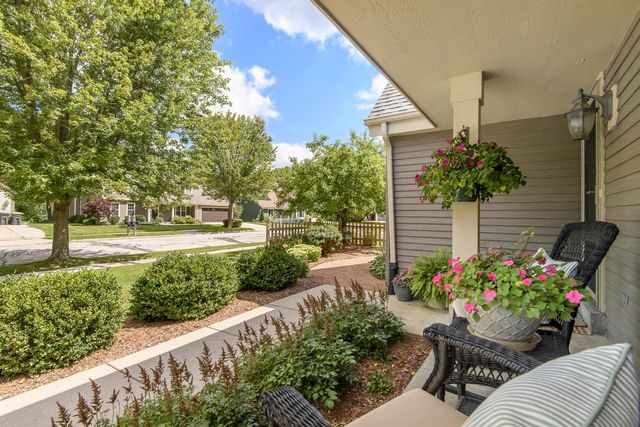 2147 Inverness DRIVE, Waukesha, WI 53186