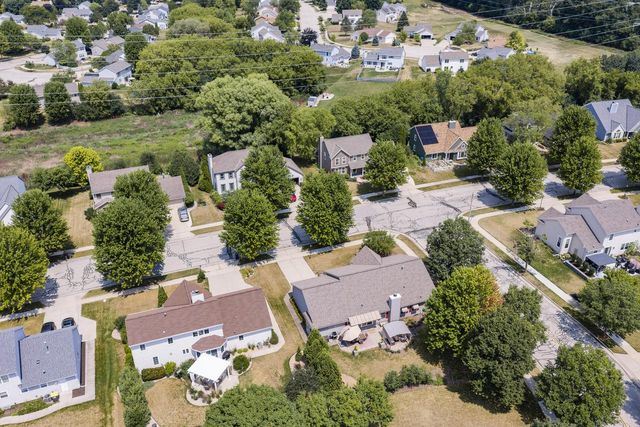 2147 Inverness DRIVE, Waukesha, WI 53186