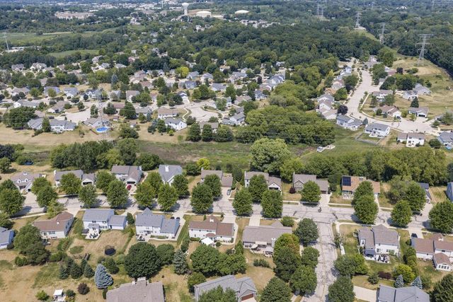 2147 Inverness DRIVE, Waukesha, WI 53186