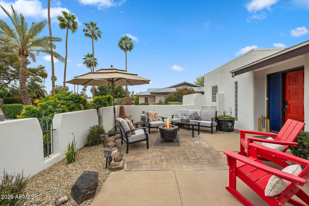 Image 5 of property listing at 14436 N CORAL GABLES Drive, Phoenix, AZ 85023