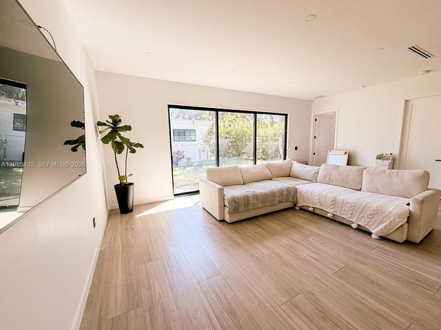 6200 SW 57th Dr, South Miami, FL 33143