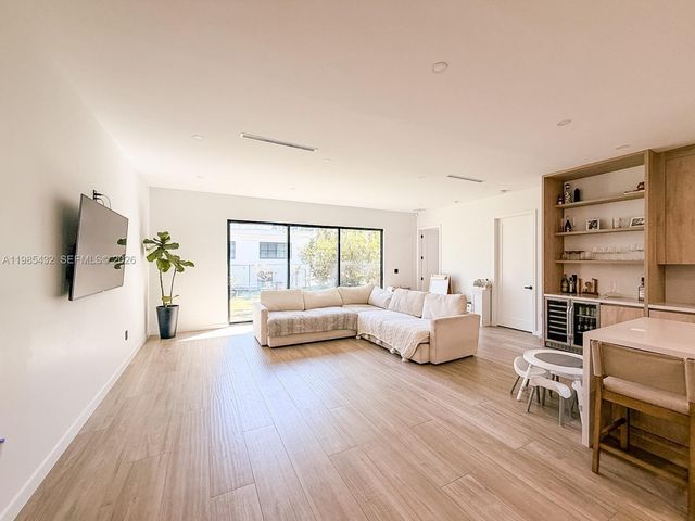 6200 SW 57th Dr, South Miami, FL 33143