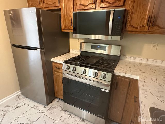 603 Woodbridge Commons Way, Iselin, NJ 08830