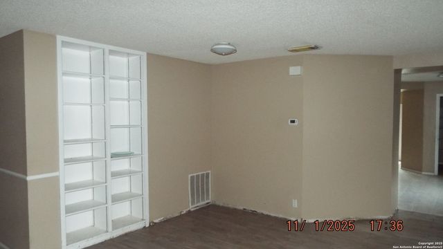 1827 Leander, San Antonio, TX 78251