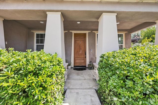 10104 Sharktooth Peak Drive, Bakersfield, CA 93311