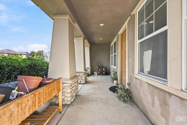 10104 Sharktooth Peak Drive, Bakersfield, CA 93311