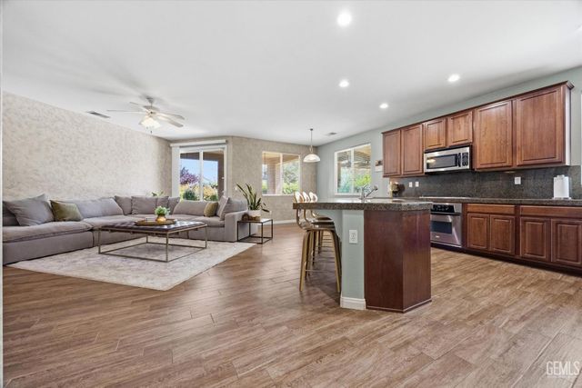 10104 Sharktooth Peak Drive, Bakersfield, CA 93311