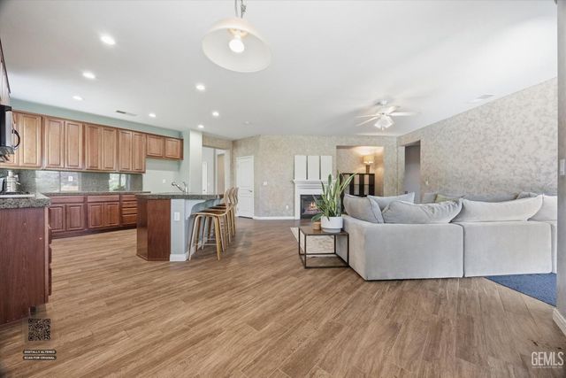 10104 Sharktooth Peak Drive, Bakersfield, CA 93311