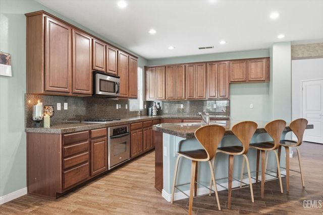 10104 Sharktooth Peak Drive, Bakersfield, CA 93311
