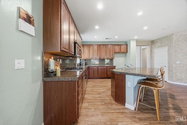 10104 Sharktooth Peak Drive, Bakersfield, CA 93311