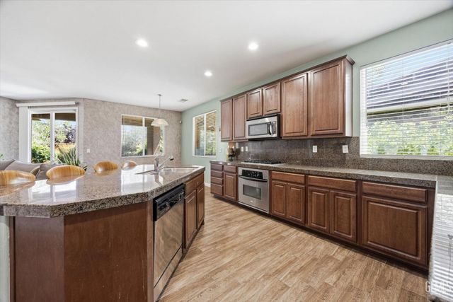 10104 Sharktooth Peak Drive, Bakersfield, CA 93311