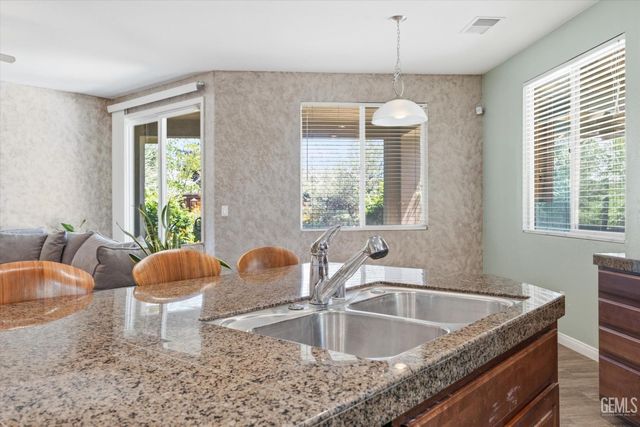 10104 Sharktooth Peak Drive, Bakersfield, CA 93311
