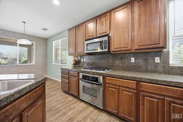 10104 Sharktooth Peak Drive, Bakersfield, CA 93311