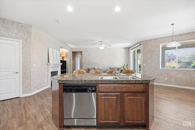10104 Sharktooth Peak Drive, Bakersfield, CA 93311