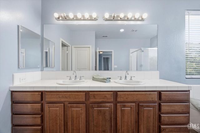 10104 Sharktooth Peak Drive, Bakersfield, CA 93311
