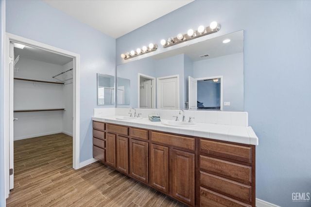 10104 Sharktooth Peak Drive, Bakersfield, CA 93311