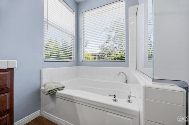 10104 Sharktooth Peak Drive, Bakersfield, CA 93311
