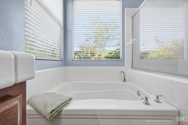 10104 Sharktooth Peak Drive, Bakersfield, CA 93311