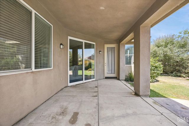 10104 Sharktooth Peak Drive, Bakersfield, CA 93311