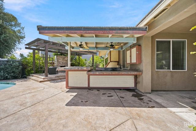 10104 Sharktooth Peak Drive, Bakersfield, CA 93311