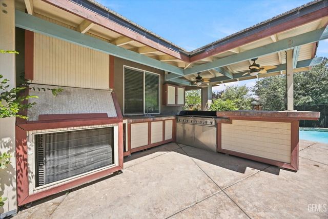 10104 Sharktooth Peak Drive, Bakersfield, CA 93311