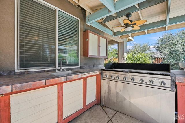 10104 Sharktooth Peak Drive, Bakersfield, CA 93311