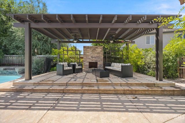 10104 Sharktooth Peak Drive, Bakersfield, CA 93311