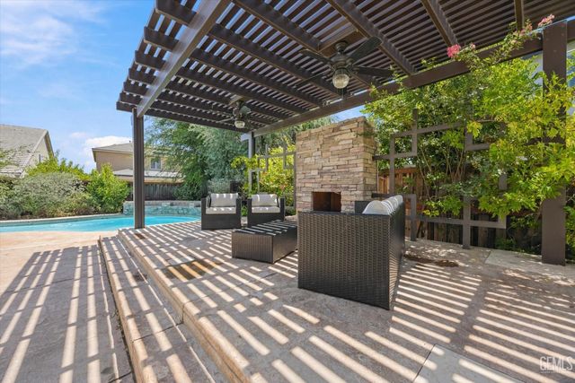 10104 Sharktooth Peak Drive, Bakersfield, CA 93311