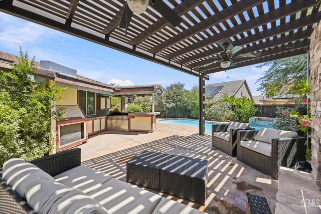 10104 Sharktooth Peak Drive, Bakersfield, CA 93311