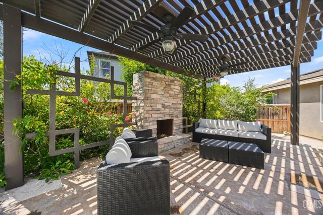 10104 Sharktooth Peak Drive, Bakersfield, CA 93311