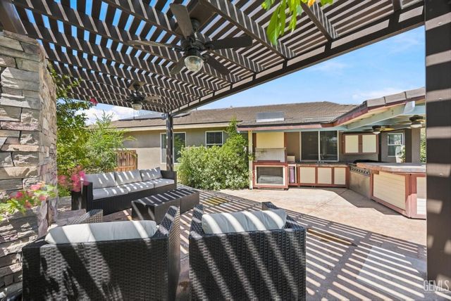 10104 Sharktooth Peak Drive, Bakersfield, CA 93311