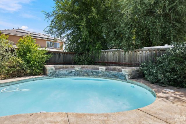 10104 Sharktooth Peak Drive, Bakersfield, CA 93311