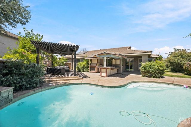 10104 Sharktooth Peak Drive, Bakersfield, CA 93311
