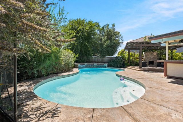 10104 Sharktooth Peak Drive, Bakersfield, CA 93311