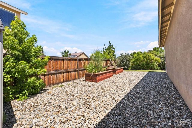 10104 Sharktooth Peak Drive, Bakersfield, CA 93311