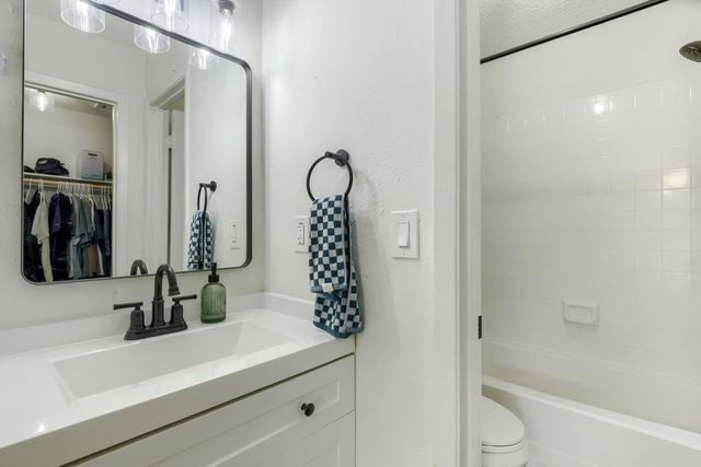 11904 Sunhillow BND, Austin, TX 78758