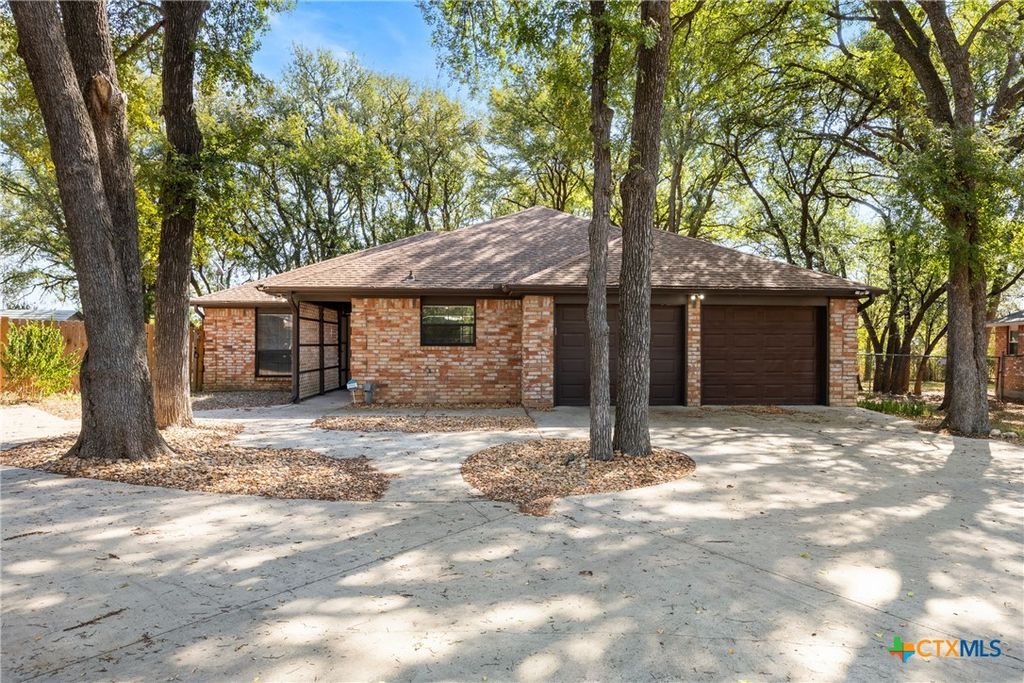 1513 Oak Park Lane, Salado, TX 76571