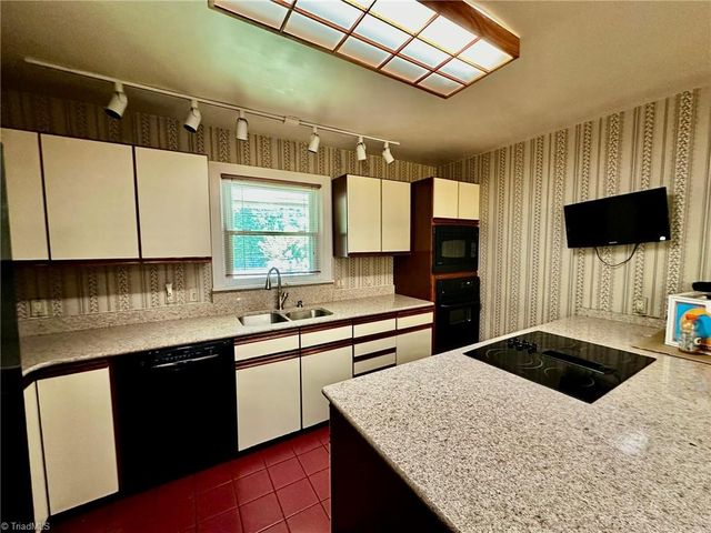 1061 N Peace Haven Road, Winston-salem, NC 27104