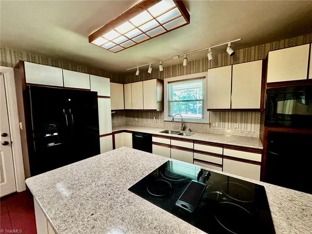 1061 N Peace Haven Road, Winston-salem, NC 27104