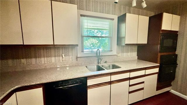 1061 N Peace Haven Road, Winston-salem, NC 27104