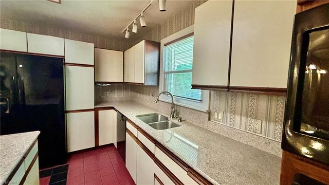 1061 N Peace Haven Road, Winston-salem, NC 27104
