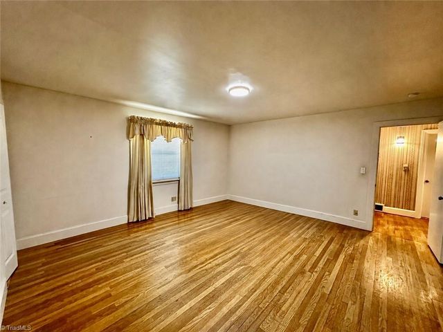 1061 N Peace Haven Road, Winston-salem, NC 27104