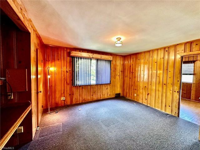 1061 N Peace Haven Road, Winston-salem, NC 27104