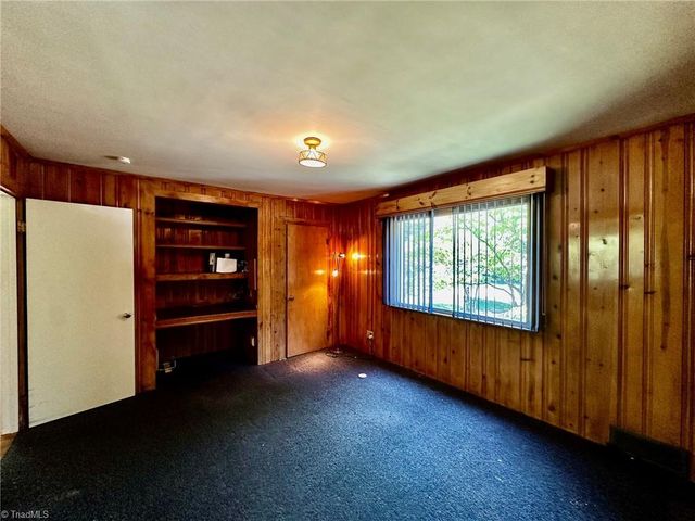 1061 N Peace Haven Road, Winston-salem, NC 27104