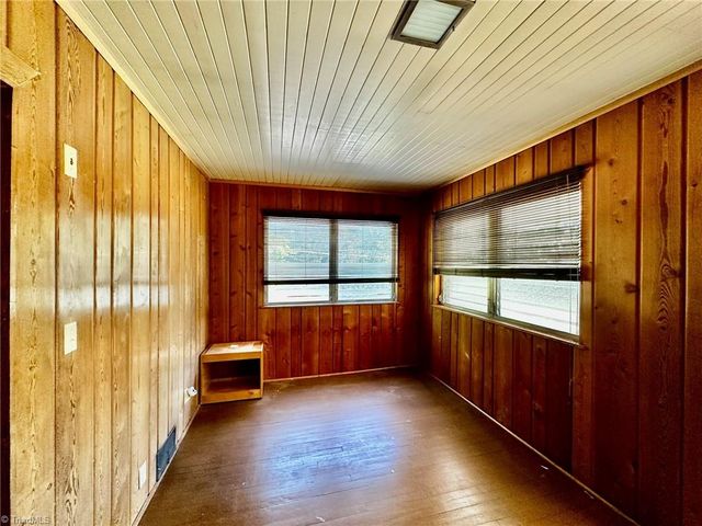 1061 N Peace Haven Road, Winston-salem, NC 27104