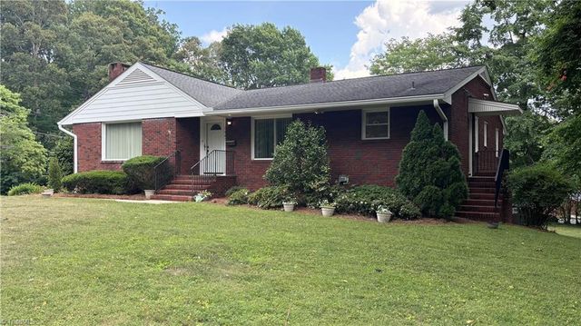 1061 N Peace Haven Road, Winston-salem, NC 27104