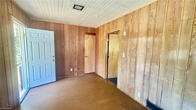 1061 N Peace Haven Road, Winston-salem, NC 27104